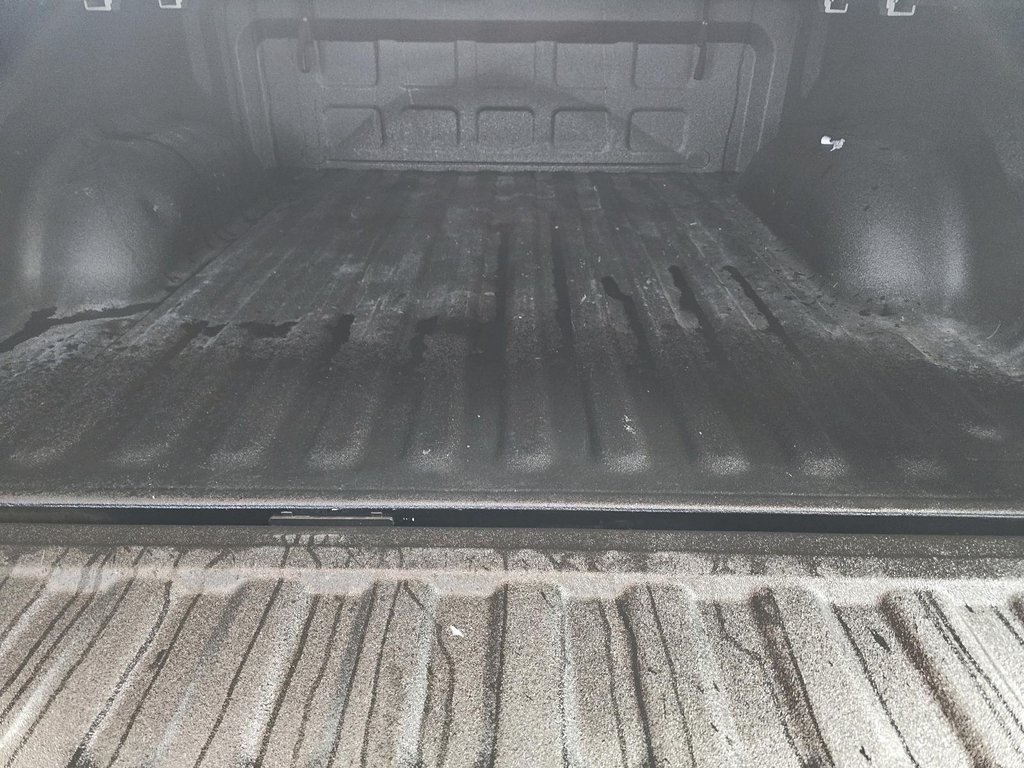 2023 Ram 1500 Classic EXPRESS / NIGHT EDITION // PENTASTAR in Sherbrooke, Quebec - 17 - w1024h768px