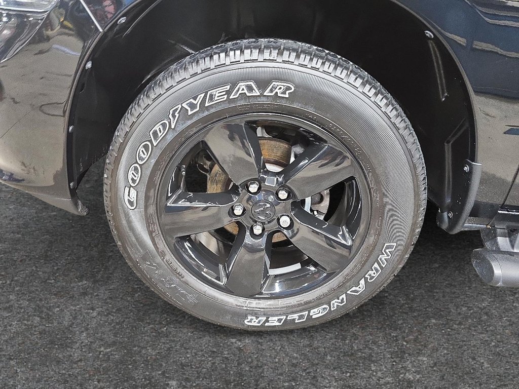 2023 Ram 1500 Classic EXPRESS / NIGHT EDITION // PENTASTAR-6