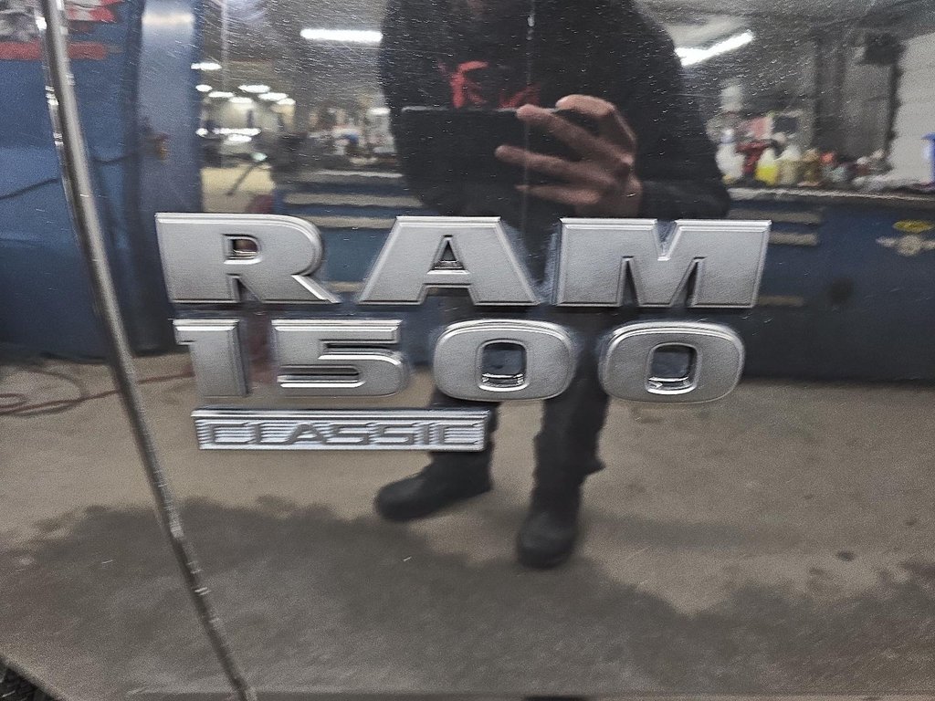 2023 Ram 1500 Classic EXPRESS / NIGHT EDITION // PENTASTAR-5