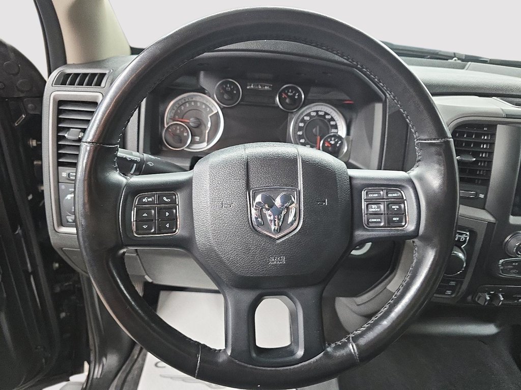 2023 Ram 1500 Classic EXPRESS / NIGHT EDITION // PENTASTAR in Sherbrooke, Quebec - 12 - w1024h768px