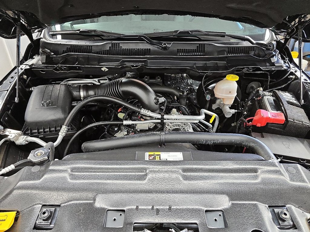 2024 Ram 1500 Classic WARLOCK 4X4 CREW CAB // V8 in Sherbrooke, Quebec - 8 - w1024h768px