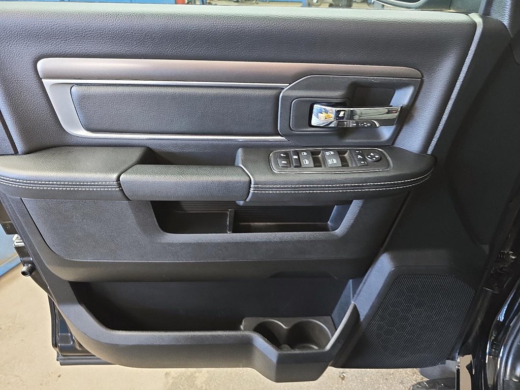 2024 Ram 1500 Classic WARLOCK 4X4 CREW CAB // V8 in Sherbrooke, Quebec - 11 - w1024h768px