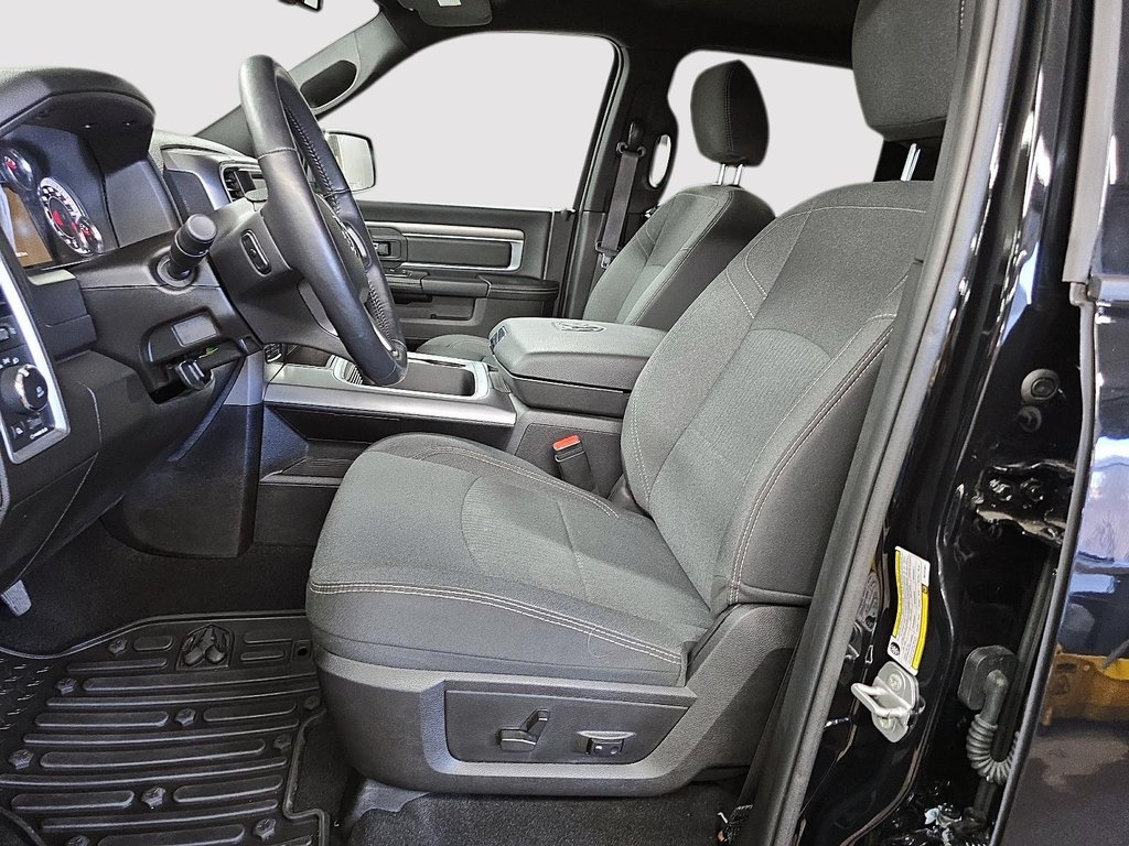2024 Ram 1500 Classic WARLOCK 4X4 CREW CAB // V8 in Sherbrooke, Quebec - 9 - w1024h768px