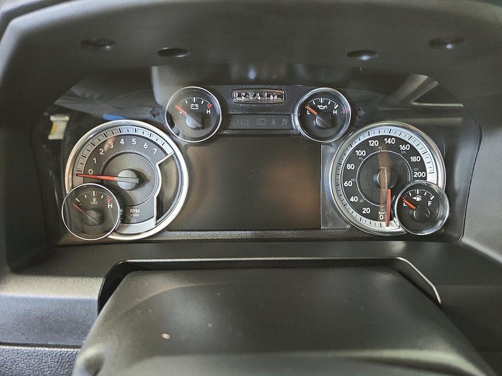 2024 Ram 1500 Classic WARLOCK 4X4 CREW CAB // V8 in Sherbrooke, Quebec - 14 - w1024h768px