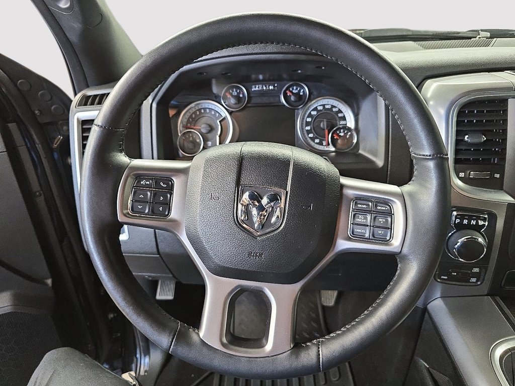 2024 Ram 1500 Classic WARLOCK 4X4 CREW CAB // V8 in Sherbrooke, Quebec - 12 - w1024h768px