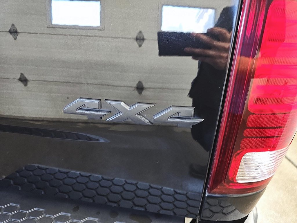 2024 Ram 1500 Classic WARLOCK 4X4 CREW CAB // V8 in Sherbrooke, Quebec - 16 - w1024h768px