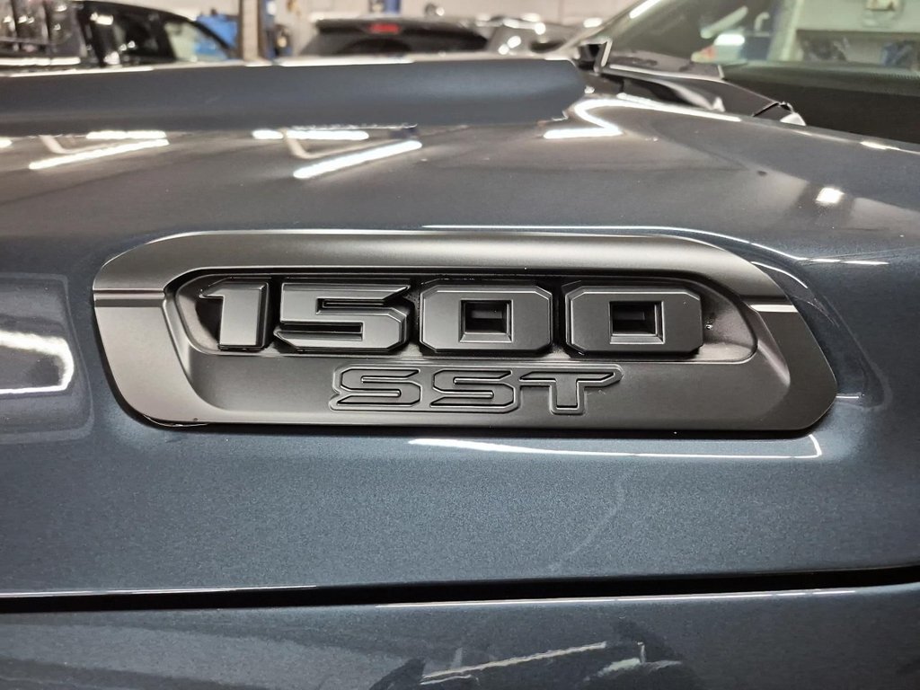 2025 Ram 1500 WARLOCK in Sherbrooke, Quebec - 6 - w1024h768px