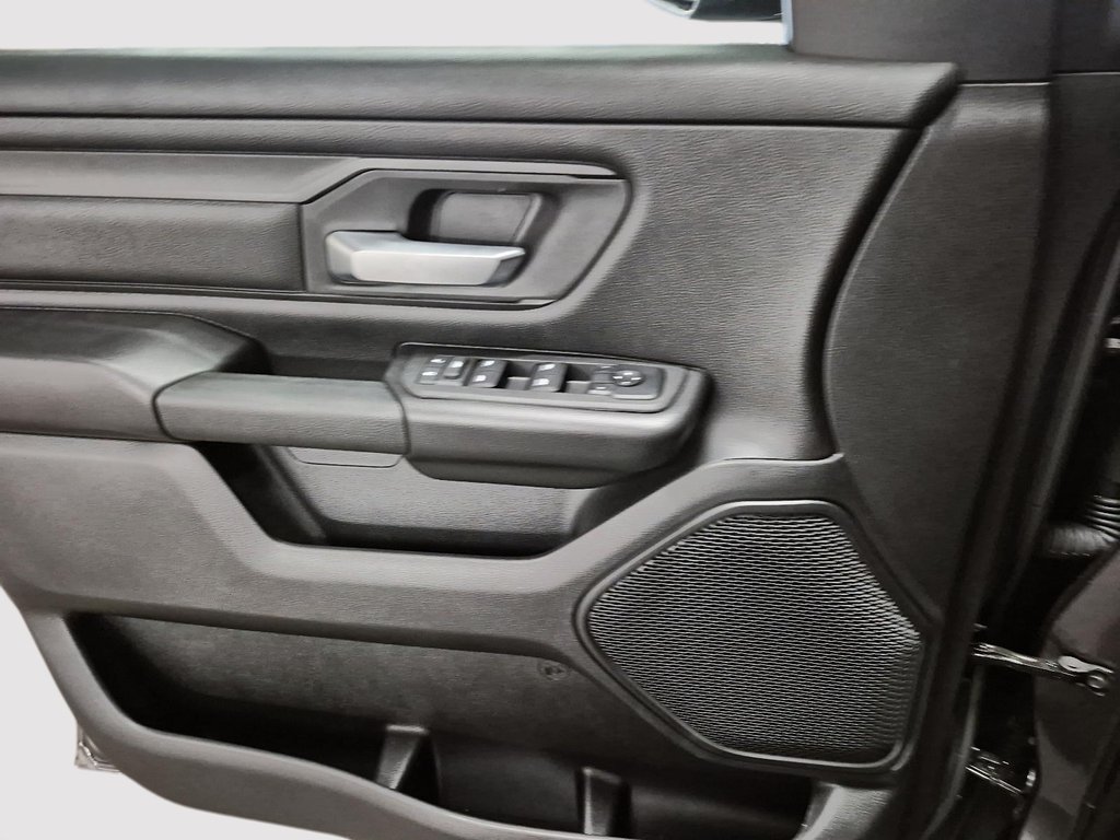 2025 Ram 1500 TRADESMAN in St-Jean-Sur-Richelieu, Quebec - 11 - w1024h768px