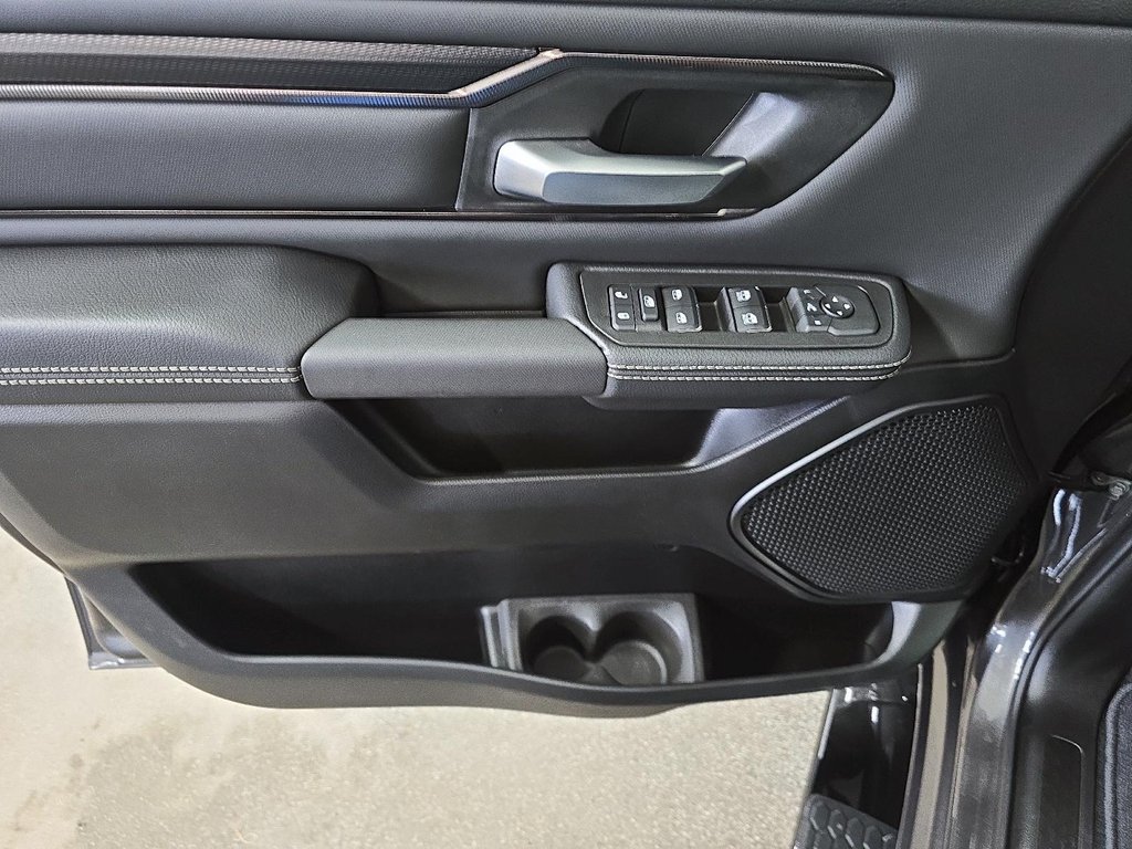 Ram 1500 SPORT 4X4 CEW CAB // TOIT PANORAMIQUE 2025 à Sherbrooke, Québec - 11 - w1024h768px
