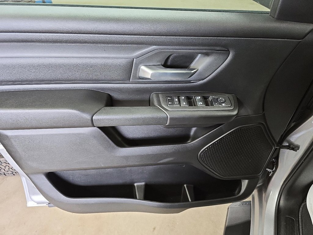 Ram 1500 TRADESMAN 4X4 CREW CAB 2025 à Sherbrooke, Québec - 11 - w1024h768px