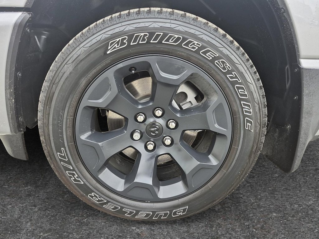 2025 Ram 1500 SPORT 4X4 CREW CAB // TOIT PANO in Sherbrooke, Quebec - 7 - w1024h768px
