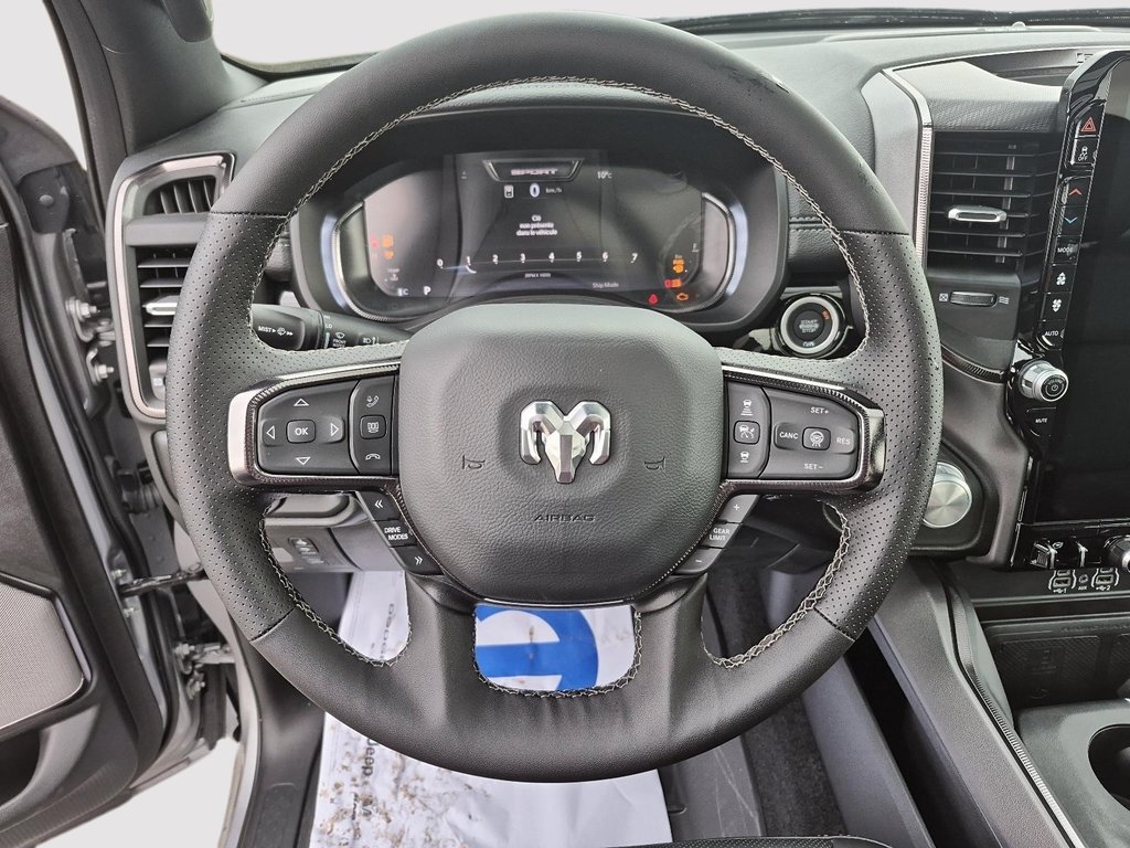 2025 Ram 1500 SPORT 4X4 CREW CAB // TOIT PANO in Sherbrooke, Quebec - 12 - w1024h768px
