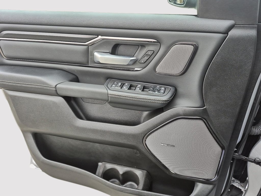 2025 Ram 1500 SPORT 4X4 CREW CAB // TOIT PANO in Sherbrooke, Quebec - 11 - w1024h768px