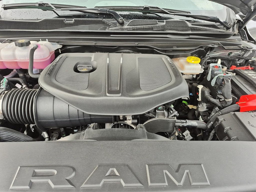 2025 Ram 1500 SPORT 4X4 CREW CAB // TOIT PANO in Sherbrooke, Quebec - 8 - w1024h768px