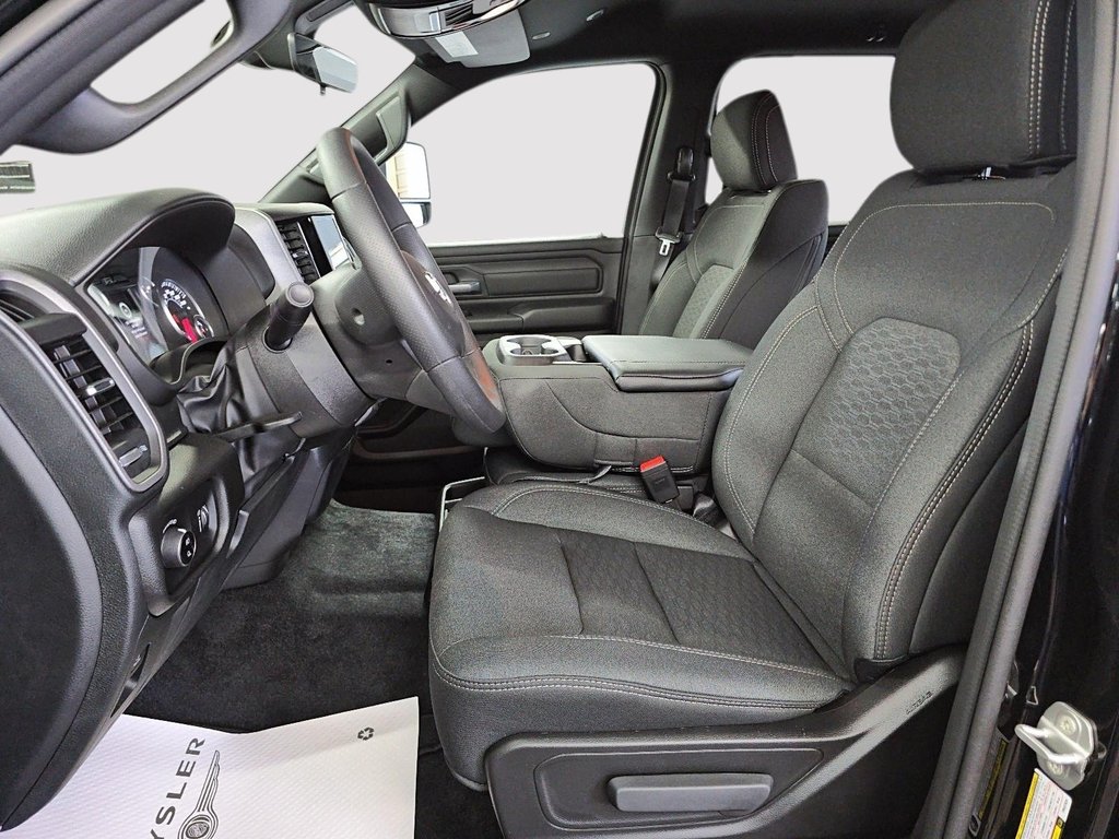 2026 Ram 1500 EXPRESS in Sherbrooke, Quebec - 9 - w1024h768px