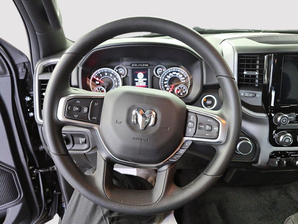 2026 Ram 1500 EXPRESS in Sherbrooke, Quebec - 12 - w1024h768px
