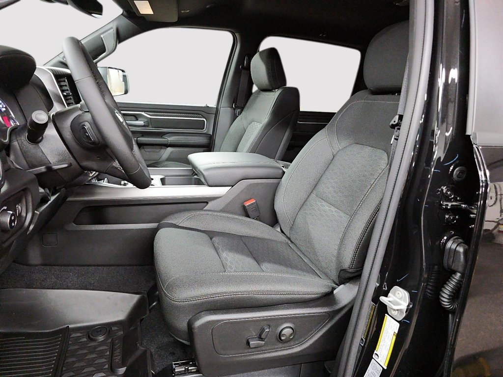 2027 Ram 1500 BIG HORN in Sherbrooke, Quebec - 9 - w1024h768px
