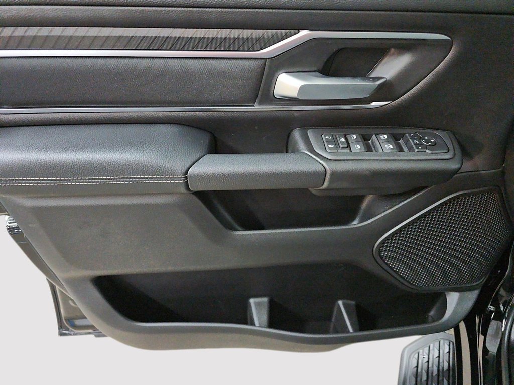 2027 Ram 1500 BIG HORN in Sherbrooke, Quebec - 11 - w1024h768px