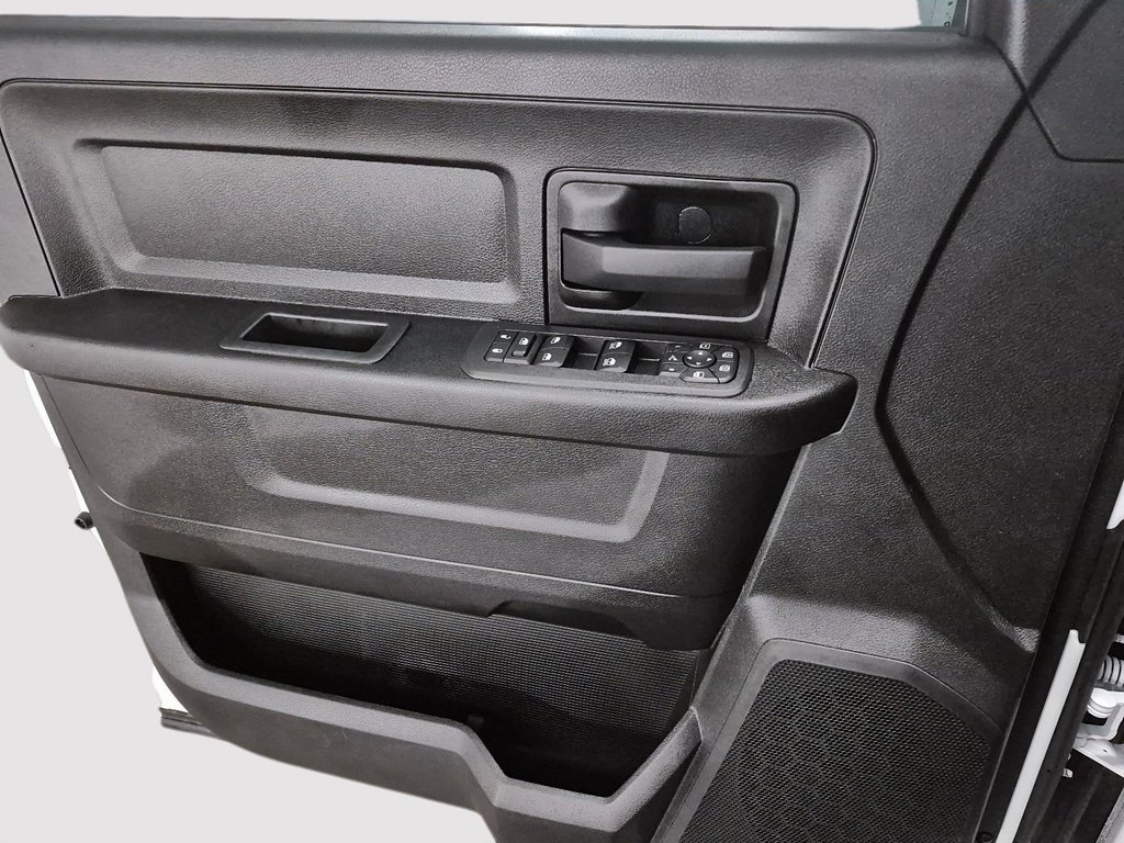 2026 Ram 2500 BLACK EXPRESS in St-Jean-Sur-Richelieu, Quebec - 11 - w1024h768px