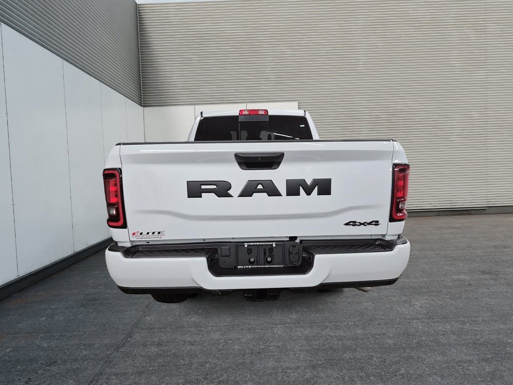 2026 Ram 2500 BLACK EXPRESS in St-Jean-Sur-Richelieu, Quebec - 3 - w1024h768px