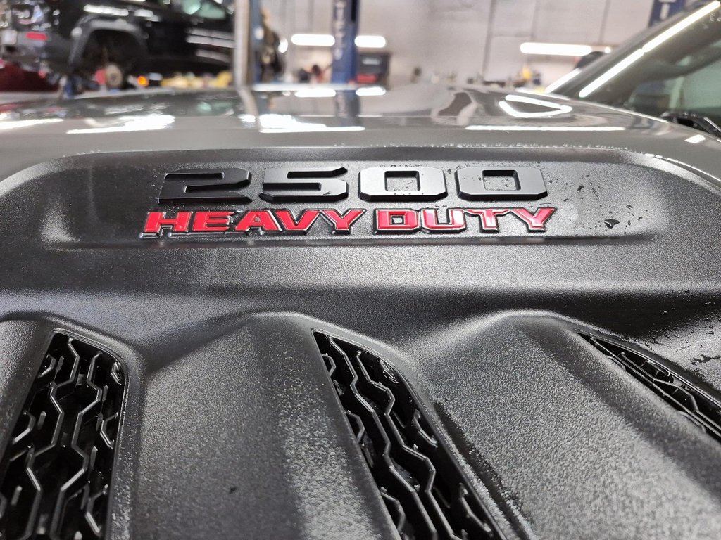 2026 Ram 2500 BLACK EXPRESS in St-Jean-Sur-Richelieu, Quebec - 6 - w1024h768px