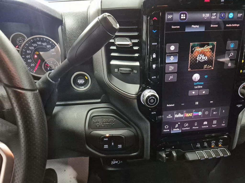 2026 Ram 2500 BLACK EXPRESS in St-Jean-Sur-Richelieu, Quebec - 15 - w1024h768px