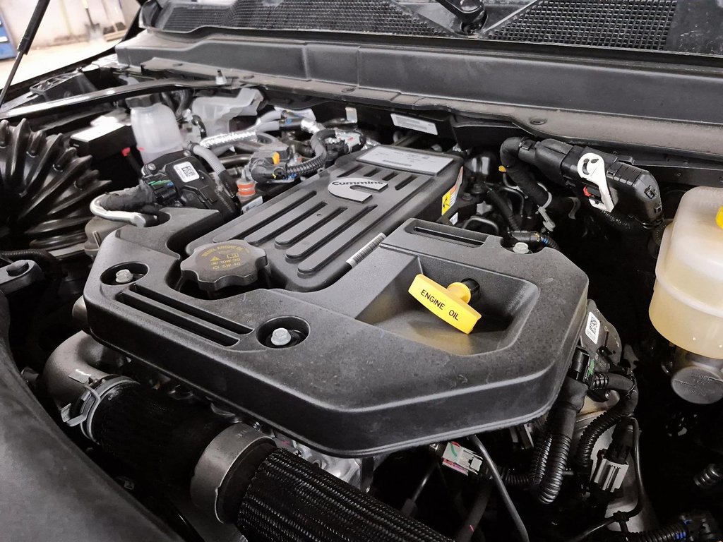 2026 Ram 3500 BIG HORN in Sherbrooke, Quebec - 8 - w1024h768px