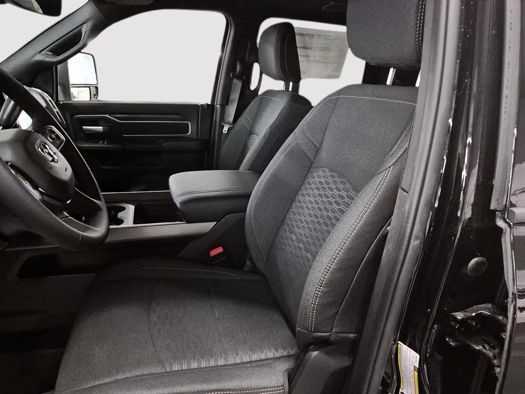 2026 Ram 3500 BIG HORN in Sherbrooke, Quebec - 9 - w1024h768px