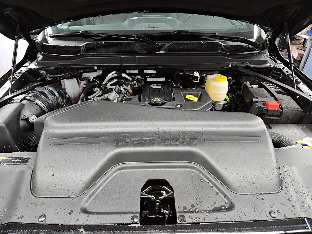2026 Ram 3500 BIG HORN in Sherbrooke, Quebec - 8 - w1024h768px