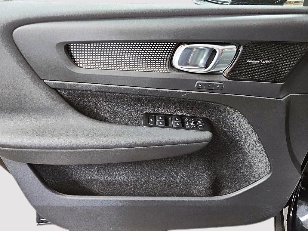 2022 Volvo XC40 R-DESING T5 AWD // TOIT PANORAMIQUE in Sherbrooke, Quebec - 11 - w1024h768px