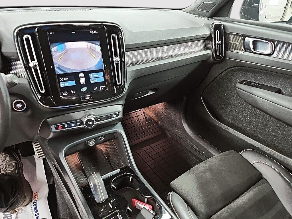 2022 Volvo XC40 R-DESING T5 AWD // TOIT PANORAMIQUE in Sherbrooke, Quebec - 18 - w1024h768px