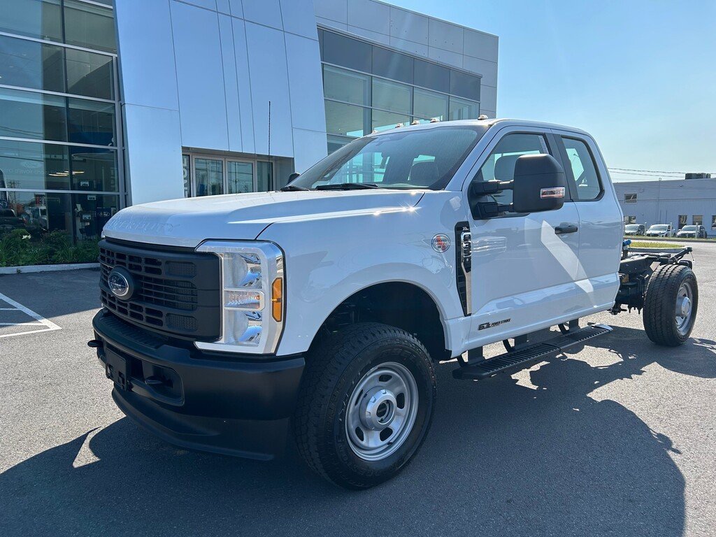 Ford F-350 SRW CHASSIS CAB XL 2024 à Charlemagne, Québec - 1 - w1024h768px