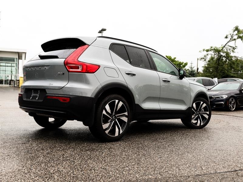 2024 Volvo XC40 B5 AWD Ultimate Dark Theme in Ajax, Ontario at Lakeridge Auto Gallery - 8 - w1024h768px