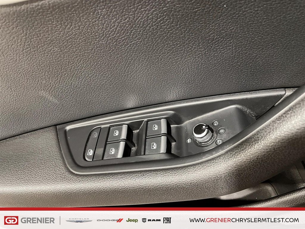 2017 Audi A4 KOMFORT + AWD + MANUELLE + TOIT OUVRANT in Pointe-Aux-Trembles, Quebec - 11 - w1024h768px