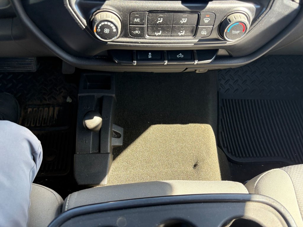 2015 Chevrolet Silverado 1500 in Pointe-Aux-Trembles, Quebec - 15 - w1024h768px