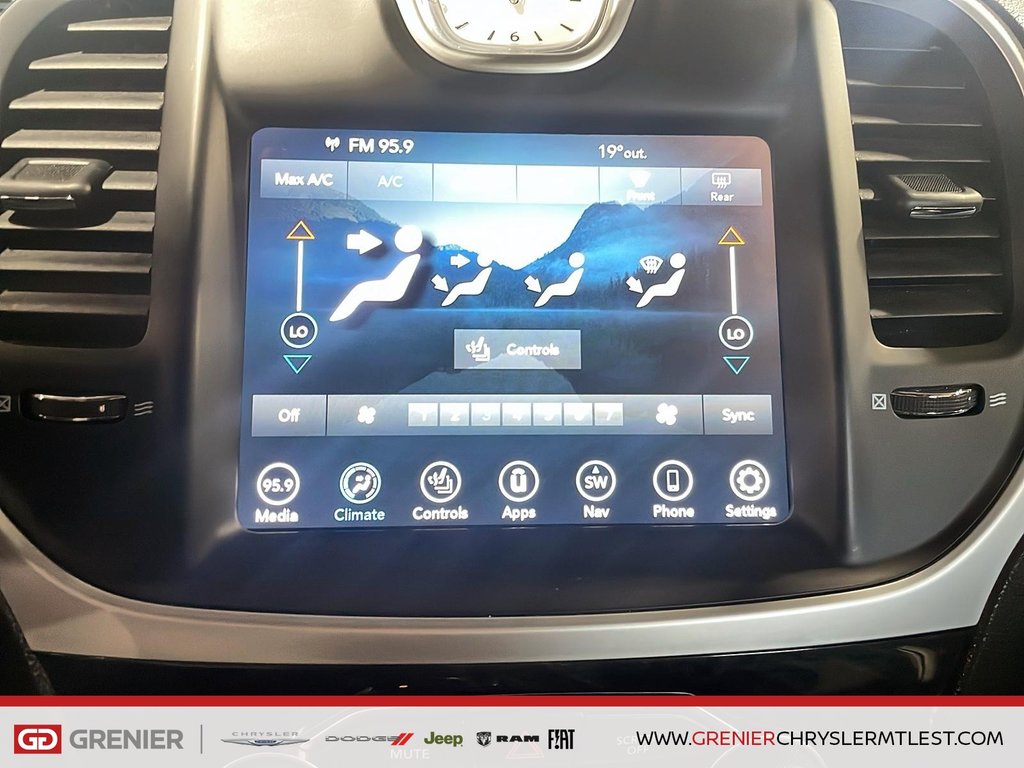 2023 Chrysler 300 TOURING L  + AWD + TOI OUVRANT PANO + CUIR in Pointe-Aux-Trembles, Quebec - 11 - w1024h768px