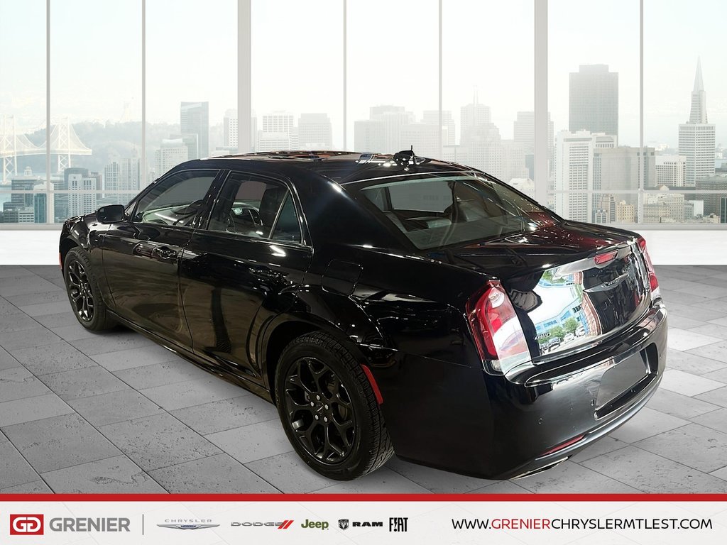 2023 Chrysler 300 TOURING L  + AWD + TOI OUVRANT PANO + CUIR in Pointe-Aux-Trembles, Quebec - 4 - w1024h768px