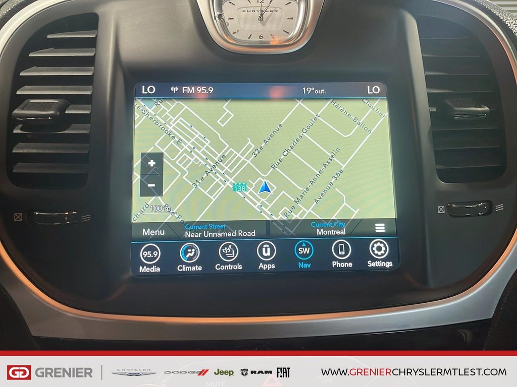 2023 Chrysler 300 TOURING L  + AWD + TOI OUVRANT PANO + CUIR in Pointe-Aux-Trembles, Quebec - 15 - w1024h768px