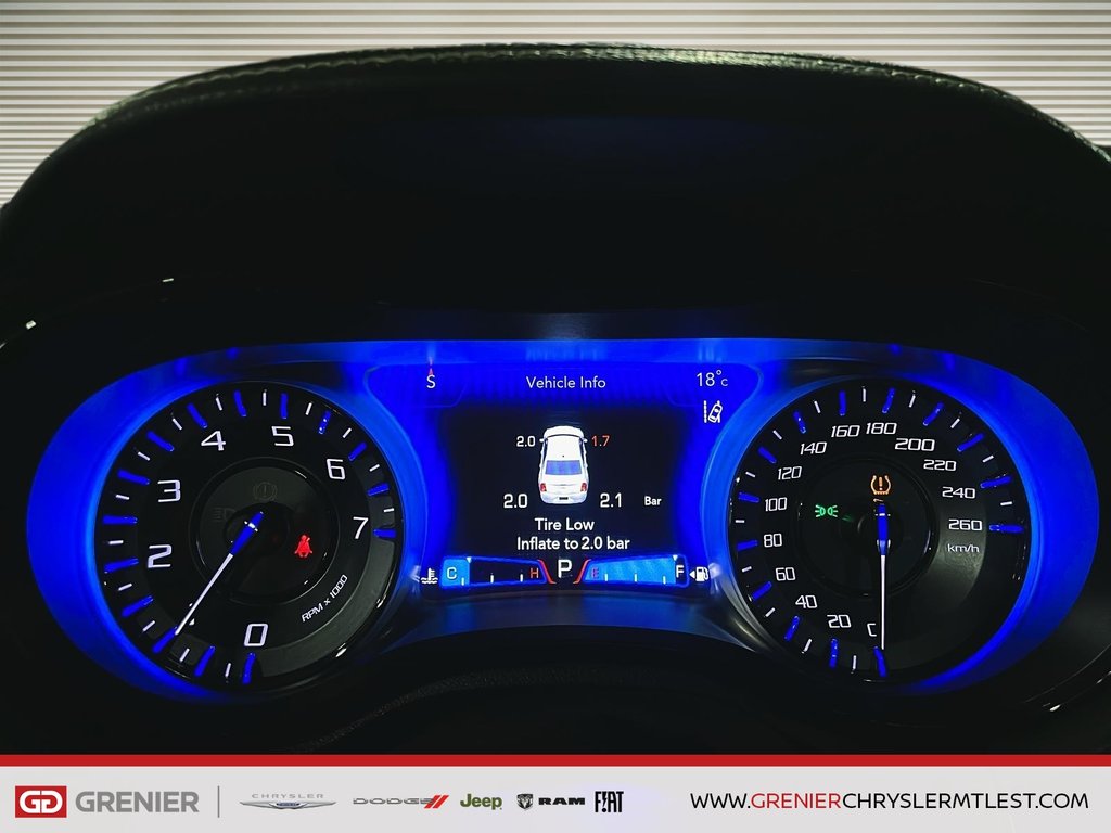 Chrysler 300 300S + AWD + TOIT OUVRANT PANO 2023 à Pointe-Aux-Trembles, Québec - 12 - w1024h768px