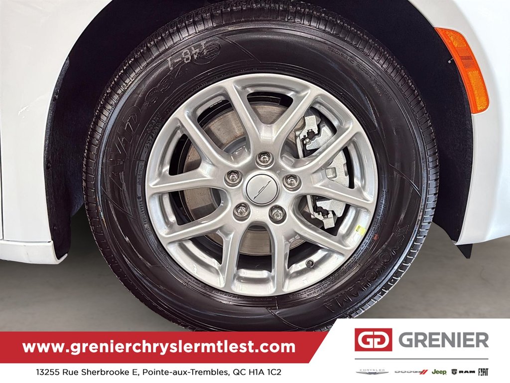 2027 Chrysler Grand Caravan SXT in Pointe-Aux-Trembles, Quebec - 8 - w1024h768px