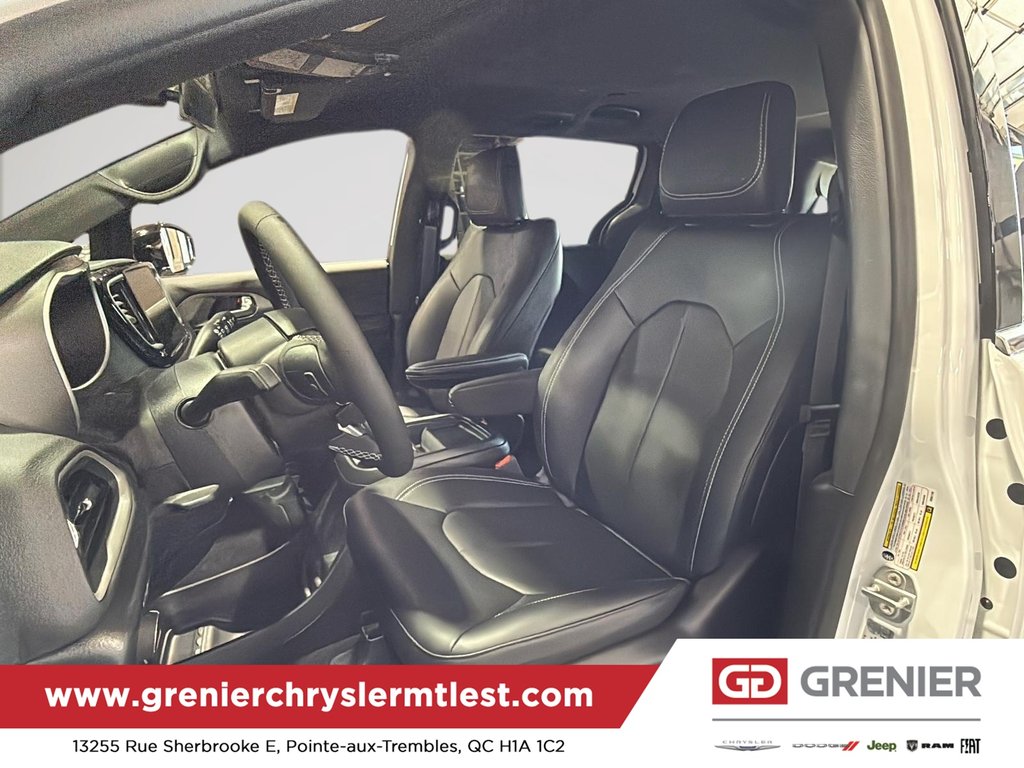 2027 Chrysler Grand Caravan SXT in Pointe-Aux-Trembles, Quebec - 14 - w1024h768px
