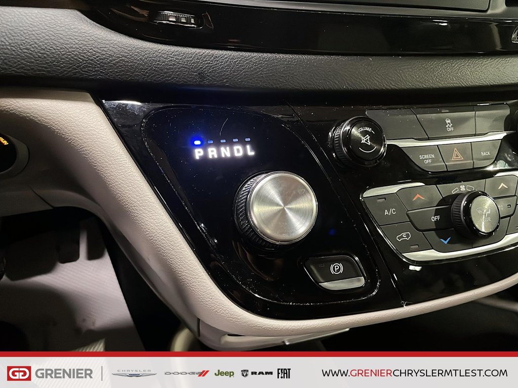 2017 Chrysler Pacifica TOURING L + 8 PASSAGERS in Pointe-Aux-Trembles, Quebec - 10 - w1024h768px