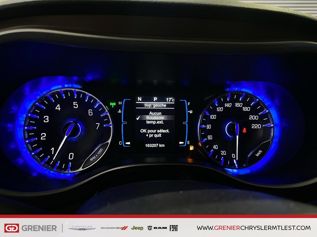 2017 Chrysler Pacifica TOURING L + 8 PASSAGERS in Pointe-Aux-Trembles, Quebec - 9 - w1024h768px