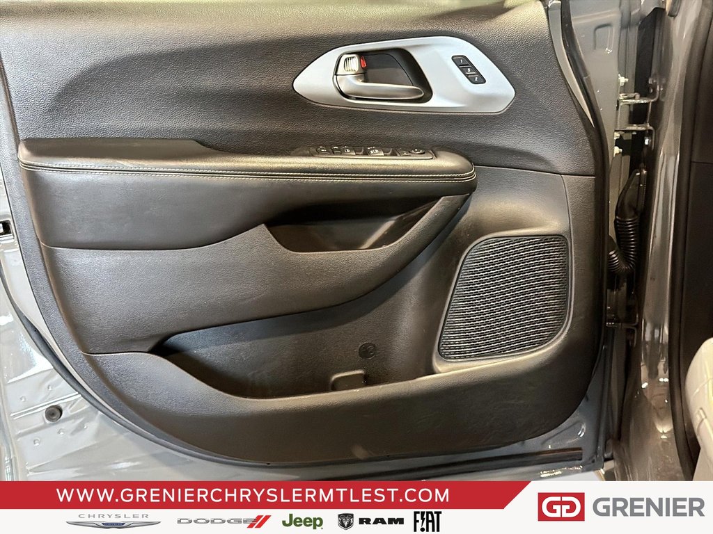 2022 Chrysler Pacifica TOURING L + T/A + ALLURE S + CUIR in Pointe-Aux-Trembles, Quebec - 9 - w1024h768px