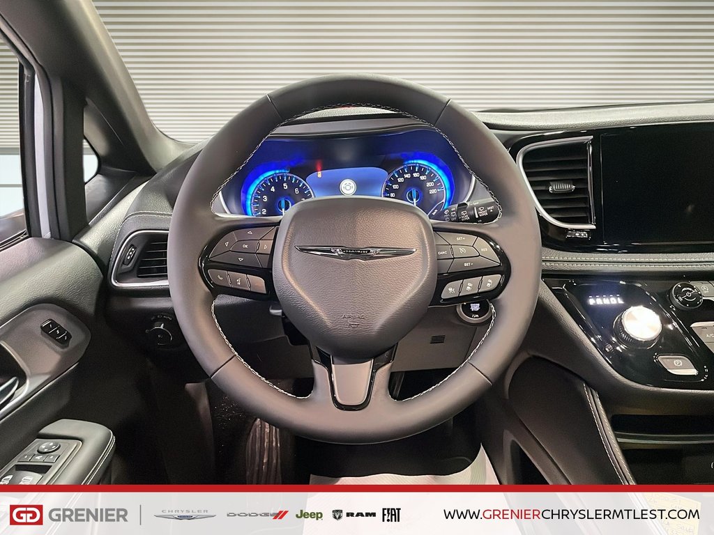 2026 Chrysler Pacifica LIMITED AWD in Pointe-Aux-Trembles, Quebec - 10 - w1024h768px