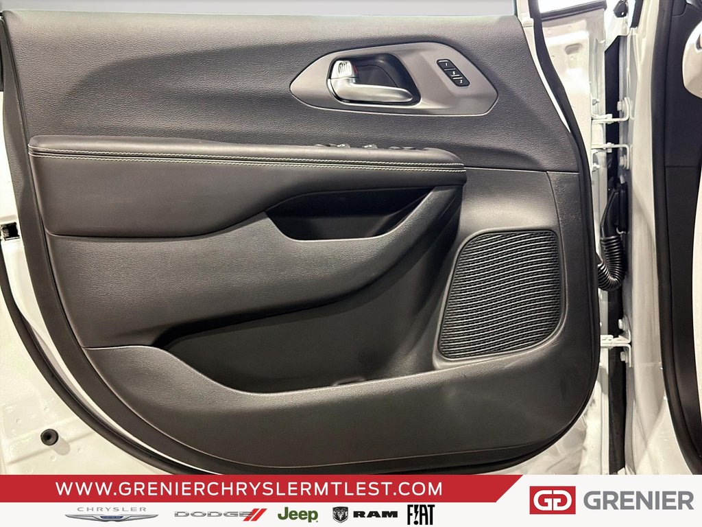 2026 Chrysler Pacifica SELECT AWD in Pointe-Aux-Trembles, Quebec - 9 - w1024h768px