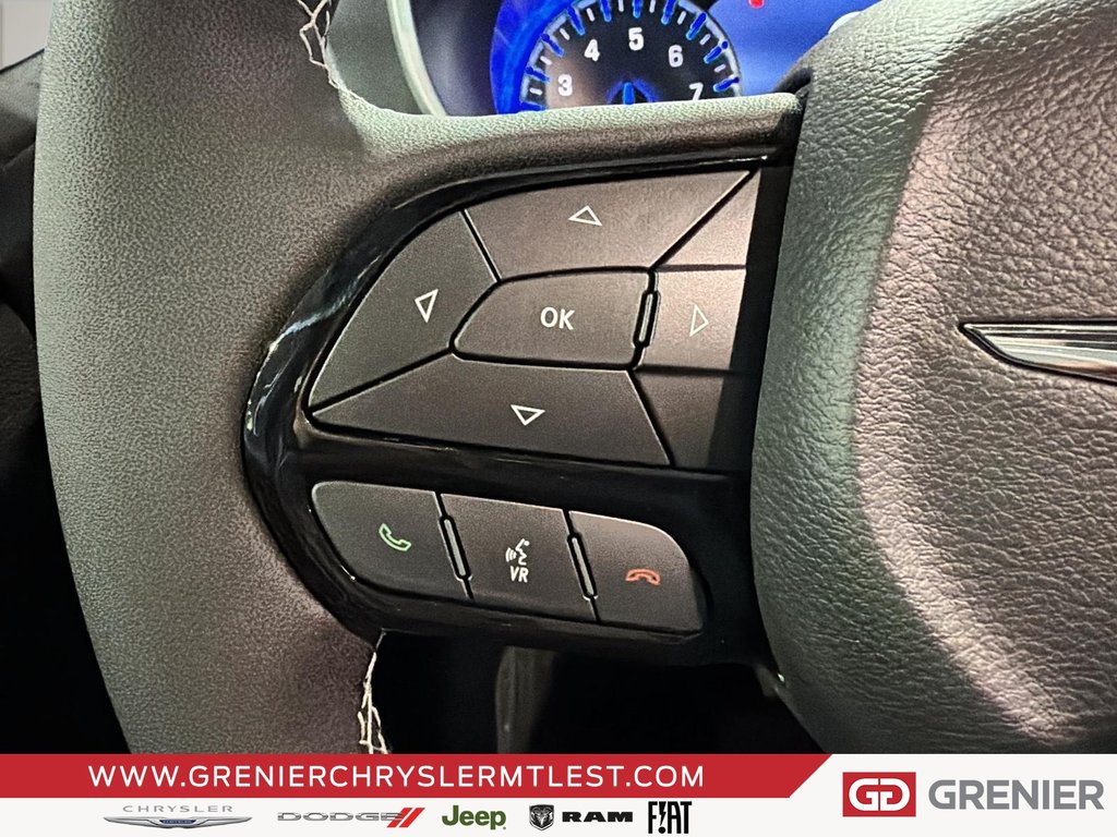 2026 Chrysler Pacifica SELECT AWD in Pointe-Aux-Trembles, Quebec - 12 - w1024h768px