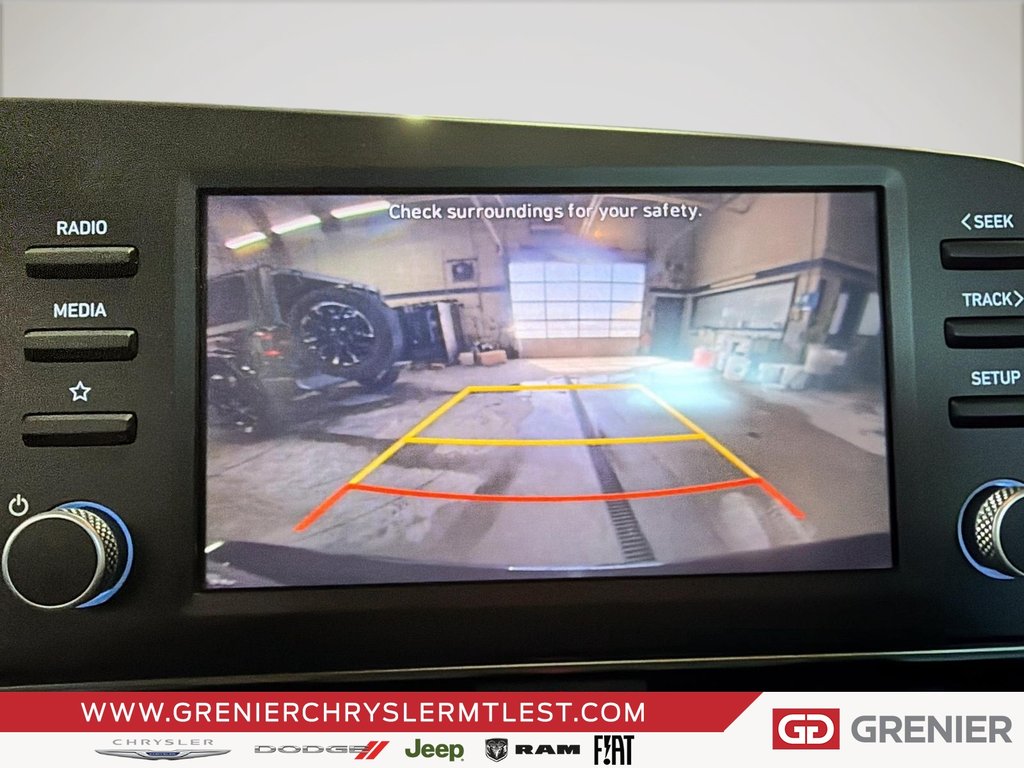 Hyundai Elantra PREFERRED + SIEGES ET VOLANT CHAUFFANTS + CARPLAY 2023 à Pointe-Aux-Trembles, Québec - 16 - w1024h768px