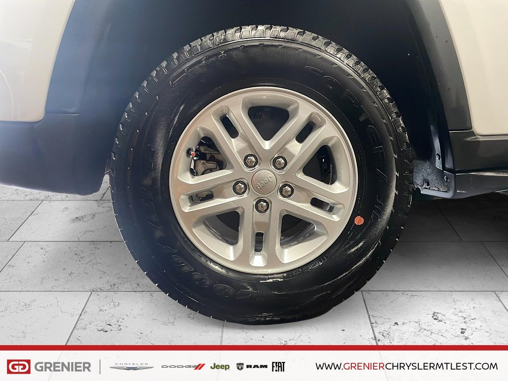 2023 Jeep Grand Cherokee LAREDO + 4X4 + TOIT OUVRANT in Pointe-Aux-Trembles, Quebec - 6 - w1024h768px