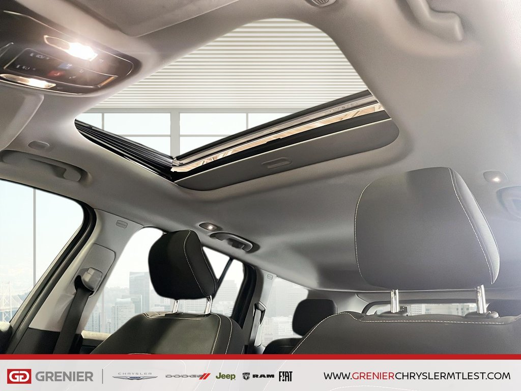 2023 Jeep Grand Cherokee LAREDO + 4X4 + TOIT OUVRANT in Pointe-Aux-Trembles, Quebec - 13 - w1024h768px